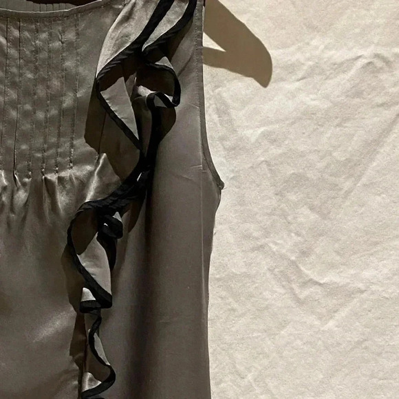Banana Republic BR Monogram Sleeveless Silk Ruffled Tuxedo-style top, size M - Picture 6 of 9